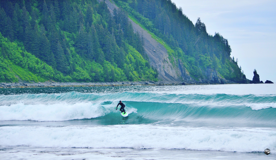 Photo: <a href=\"https://alaskasurfguides.com/heli-surfing\"> Alaska Surf Guides </a>