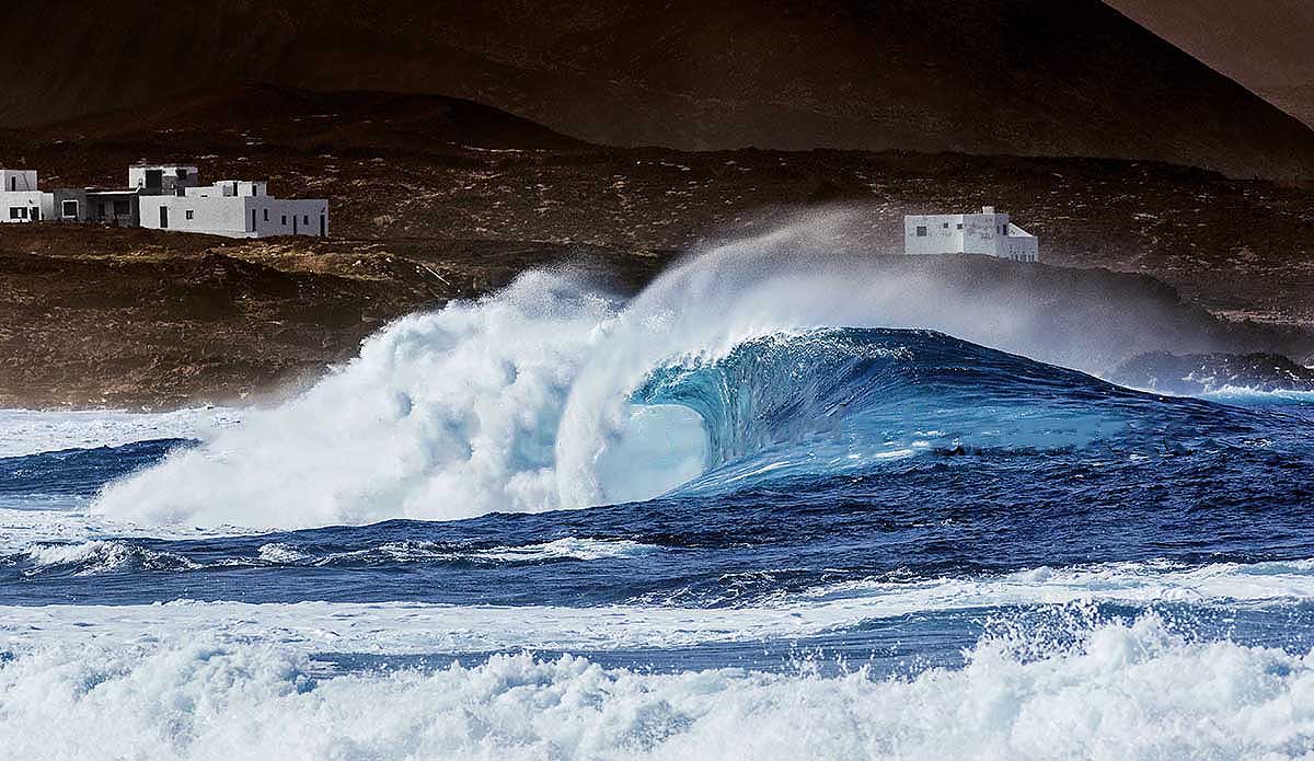 Also called the land of fire by the Timanfaya National Park, Lanzarote is a spectacular island for its volcanic landscapes and its powerful and heavy waves. Large swells from the West and North West, striking violently on the northwest coast of the island. This wave, called \"Izquierda,\" is frequented by surfers and bodyboarders.