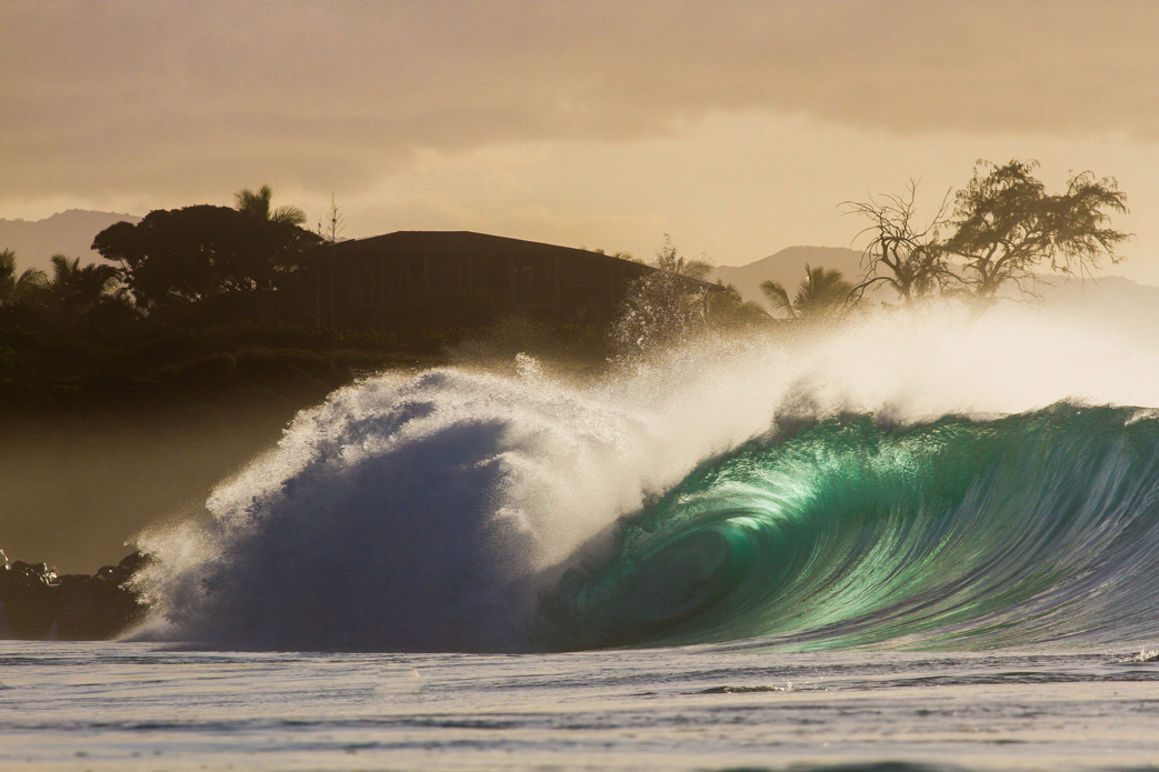 Waimea Bay in the afternoon. The shorebreak is always a place to photograph
with awesome light. Photo: <a href=\"https://www.shigephoto.co/\">Gavin Shige</a>