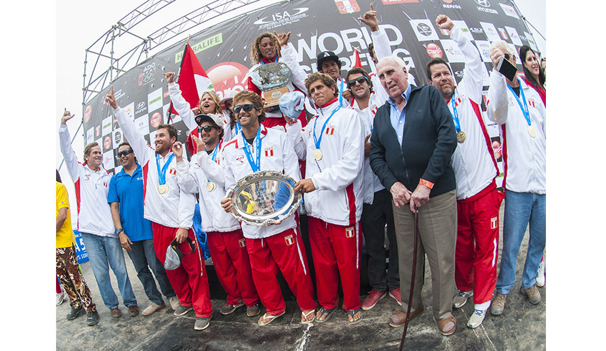 Local knowledge paid off as Peru took team gold. Photo: <a href=\"https://www.isasurf.org/\">ISA | Rommel</a>