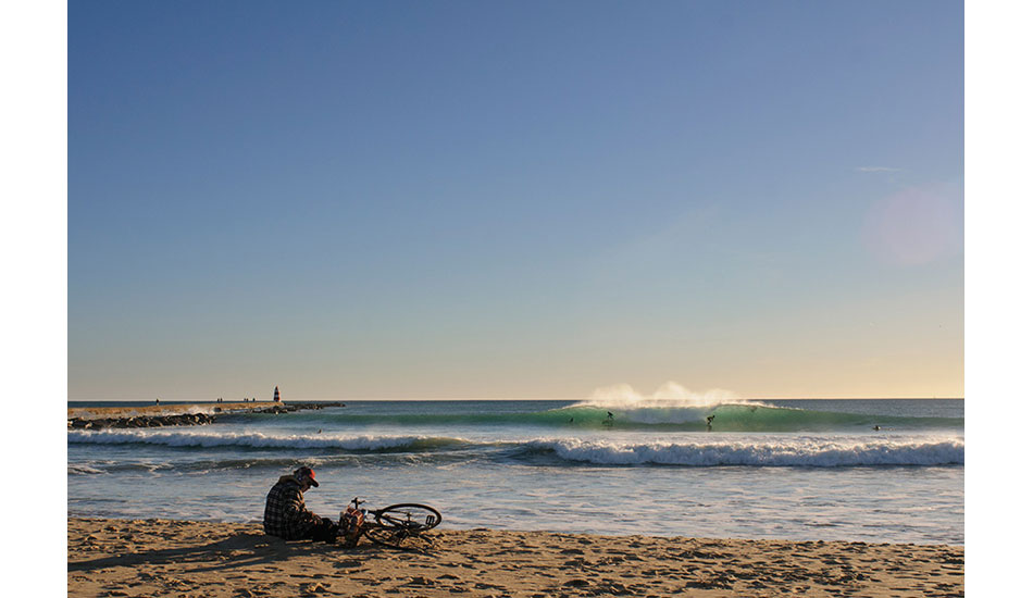 Splitting the perfect peak. A common occurrence during this swell. Photo: <a href= \"https://joaobracourt.com/\" target=_blank>Joao Bracourt.</a>