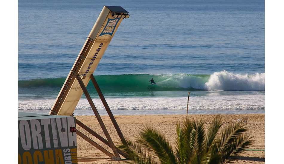 A full sports arena, even the middle of the beach had great waves. Photo: <a href= \"https://joaobracourt.com/\" target=_blank>Joao Bracourt.</a>