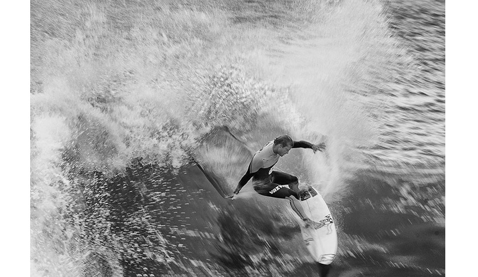 Marlon Lipke\'s power surfing. Photo: <a href= \"https://joaobracourt.com/\" target=_blank>Joao Bracourt.</a>