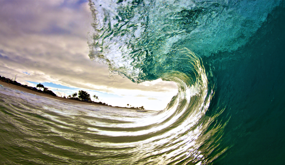 Just a glassy perfect wave.  Image: <a href=\"https://gokenji.com/port/\" target=\"_blank\">Croman</a>