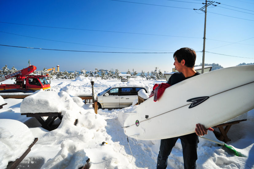 Derek, a Korean-American by way of Hawaii and the South Bay, dries off after the chilly morning session. Photo: <a href=\"https://www.shannonaston.com/\" target=_blank>Shannon Aston</a>.