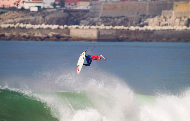 Kelly Slater's alley oop air at the 2010 Rip Curl Pro Portugal Finals