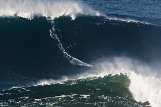 90 foot wave Garrett McNamara Portugal Nazare