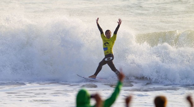 Adriano De Souza repping the infamous claim in Portugal. Claim on! Photo: ASP/Kirstin