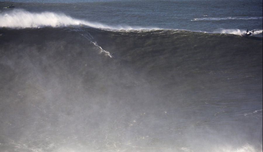 Nazare Erupts with Biggest Swell of 2014; Smashes Jetskis and Egos