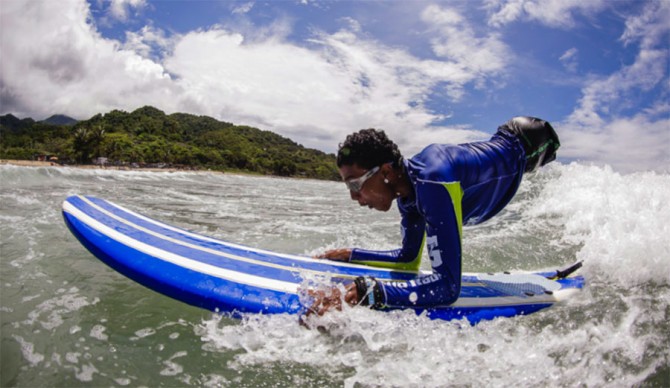 Adaptive surfer Alfonso Mendoza. Photo: Ernesto Borges