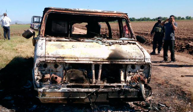 The bodies of two men were found in a burned van in Mexico. Photo: Daily Mail/El Debate