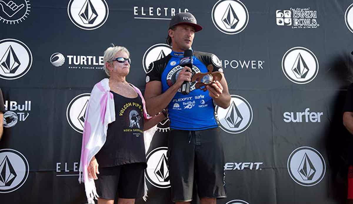Bruce Irons receiving the Todd Chesser Award. Photo: Brian Bielmann