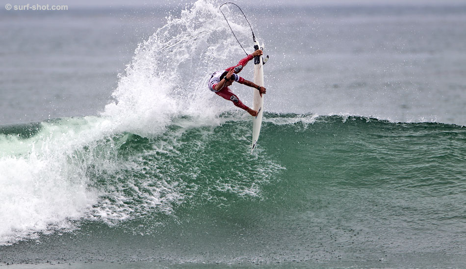 Jadson Andre lost to fellow Brazilian Miguel Pupo in the quarterfinals, but not for lack of trying. Photo: <a href=\"https://surf-shot.com\" target=\"_blank\">Surf-Shot.com</a>/Schmid