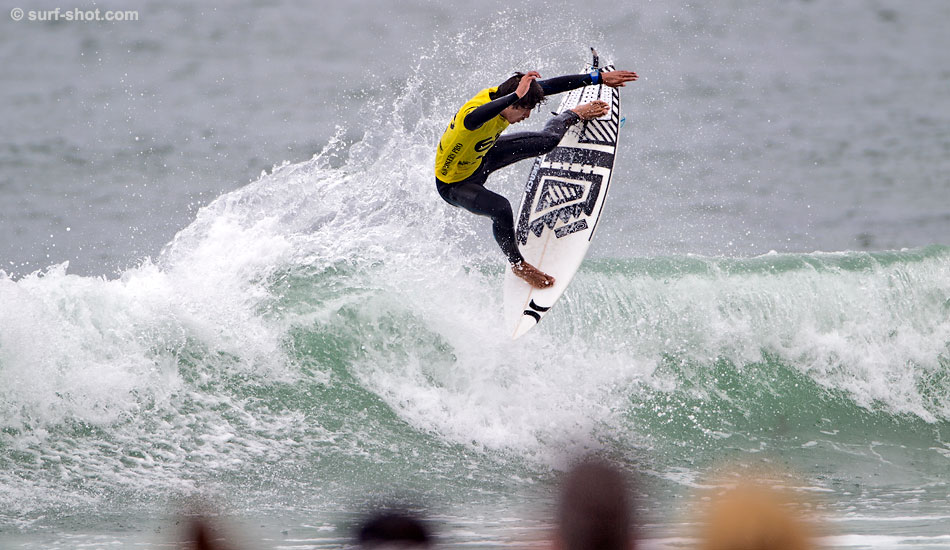 “I knew there was going to be a Brazilian in the Final. I was just trying to be that Brazilian and I can’t believe I won,\" said 6.0 Lowers Champion Miguel Pupo. \"I’m just so happy. I brought my father here and it’s the first time he’s gone to a contest with me and things just went my way.” Photo: <a href=\"https://surf-shot.com\" target=\"_blank\">Surf-Shot.com</a>/Schmid