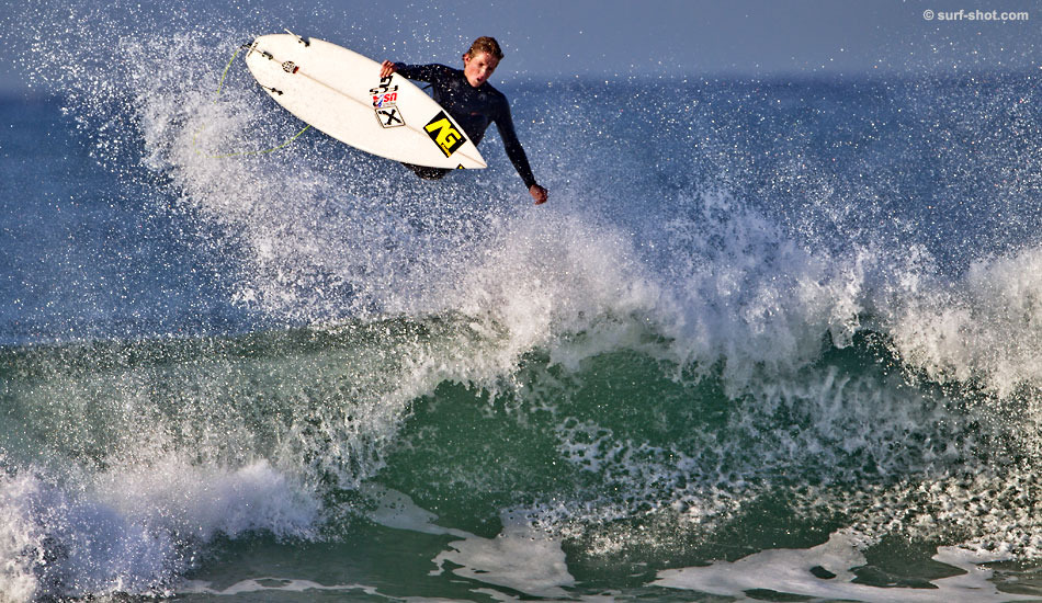 Skip McCullough warms up north of the contest area. Photo: <a href=\"https://www.surf-shot.com\" target=_blank>Surf-Shot.com</a>