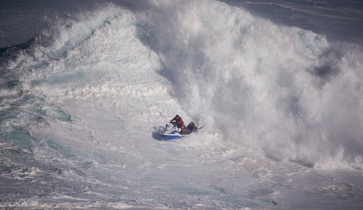 Ski rescue—  Kurtis Chong Kee and Kai Lenny. 

Photo: Aaron Lynton