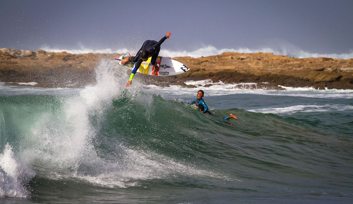Kelvin Zemkhe putting on a show for the groms at the left in the bay. Photo: <a href=\"https://www.facebook.com/pages/Pho-Tye-Studio/398591356893177?fref=nf\"> Tyerell Jordaan</a>