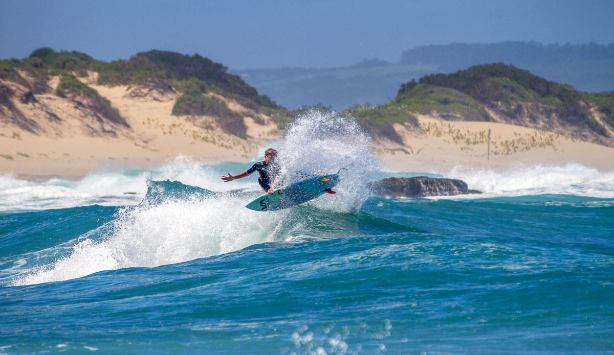 Simon Fish releases his twinny on a Wild Coast wedge. Photo: <a href=\"https://www.facebook.com/pages/Pho-Tye-Studio/398591356893177?fref=nf\"> Tyerell Jordaan</a>