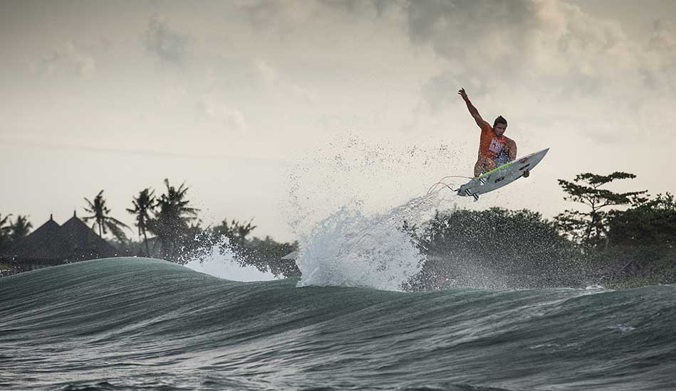 Julian Wilson boosting way out on Day Two. Photo: <a href= \"http://oakleyprobali.com/photos/\" target=_blank>Hennings</a>