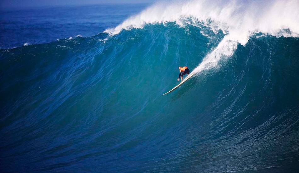 PERFECT 1O. Kelly Slater\'s Perfect 10 at the 2010 In Memory of Eddie Aikau. Photo: <a href=\"https://www.luciagriggi.com/\" target=_blank>Lucia Griggi</a>