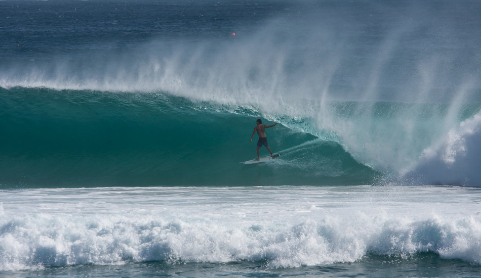 Strapping in for a freight train at Kirra. Photo: <a href=\"https://www.andypotts.com.au\" target=\"_blank\">www.andypotts.com.au</a>
