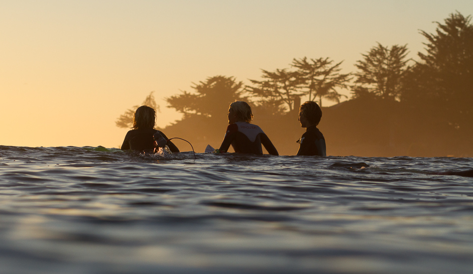 Sean Woods and a couple of good friends sharing the session and looking to see what the next set brings. Photo: <a href=\"https://lowtiderising.com\">Aroyan/lowtiderising.com</a>