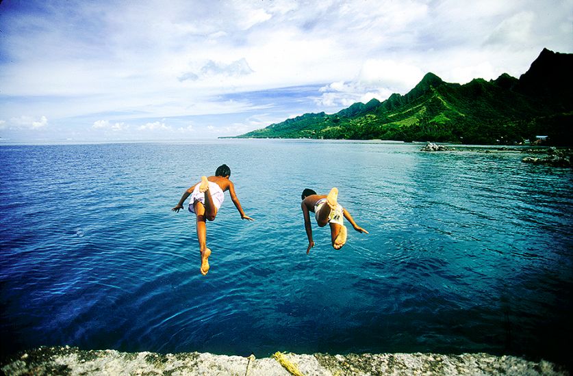 1995. Moorea Bay. Two local kids playing. Photo: <a href=\"https://www.artbrewer.com\" target=_blank>Art Brewer</a>