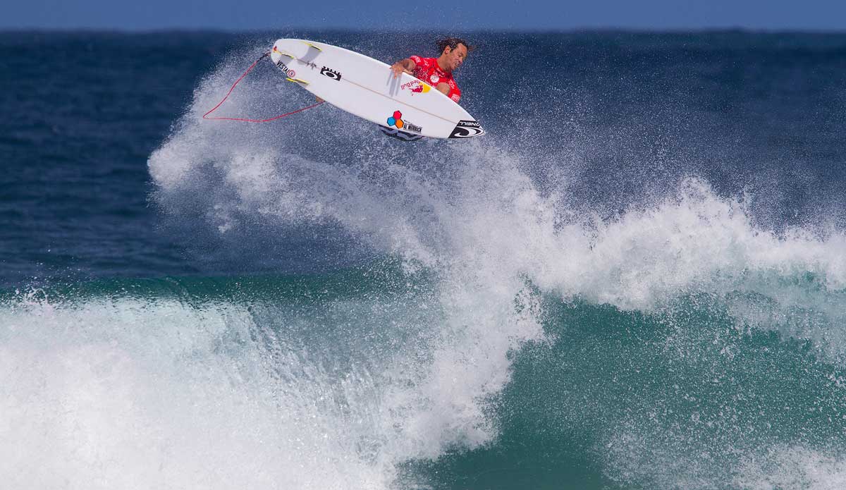 Jordy Smith of Durban, South Africa, earned his second heat win of the day advancing through Round 4 in first place to secure his spot into the Quarterfinals. After a definitive Round 3 victory, Smith had luck on his side during Round 4 when he managed to advance off two mediocre scores when his opponents Joel Parkinson and Sebastian Zietz failed to find sufficient backup scores. Photo: <a href=\"https://www.aspworldtour.com/\">ASP | Smorigo</a>