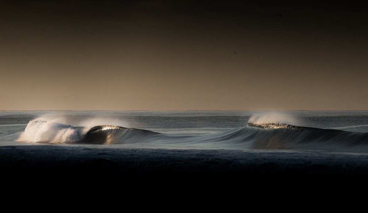 Perfection at Dawn, the award-winning lineups shot. Photo: Austin Mullen (<a href=\"https://www.instagram.com/austinmullenphoto/\" rel=\"noopener\" target=\"_blank\">@austinmullenphoto</a>)