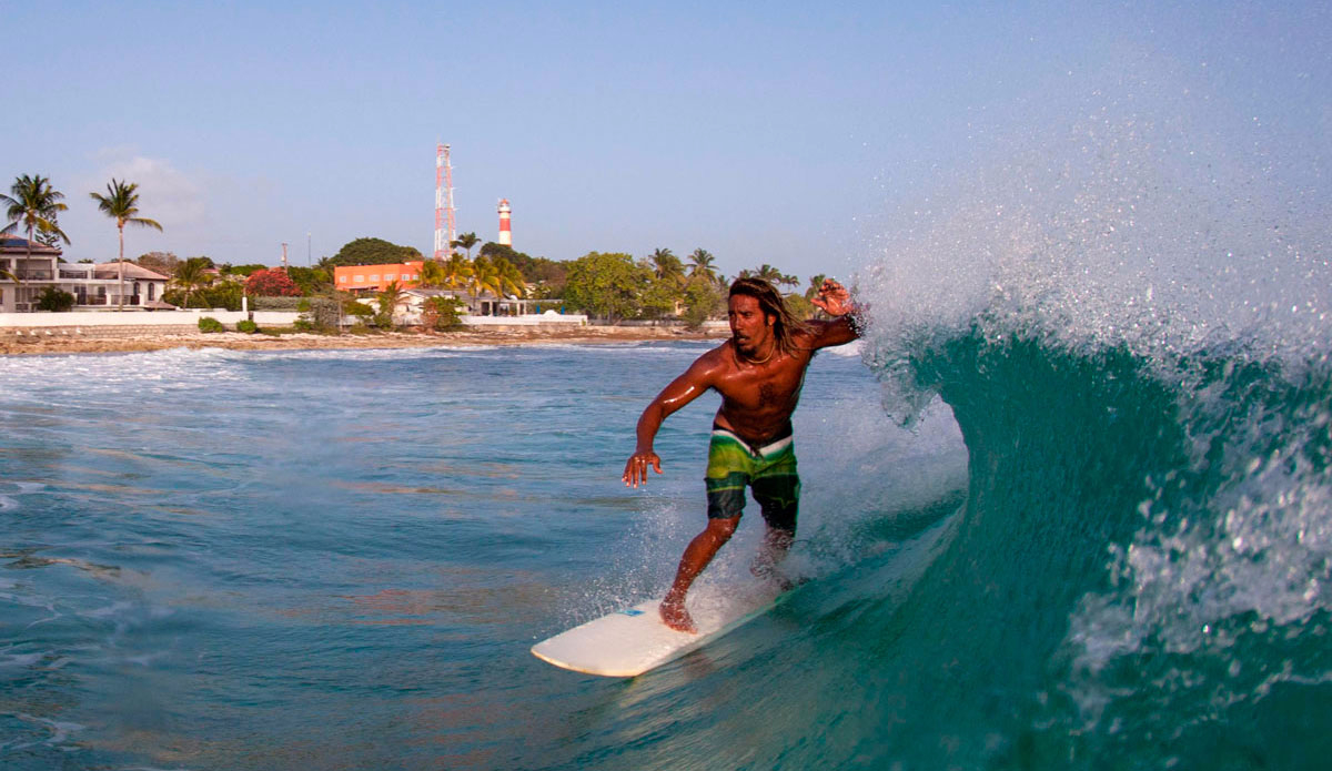 Local surfer and instructor Junior at South Point. Photo: <a href=\"https://instagram.com/lucasmurnaghan/\"> Lucas Murnaghan</a>