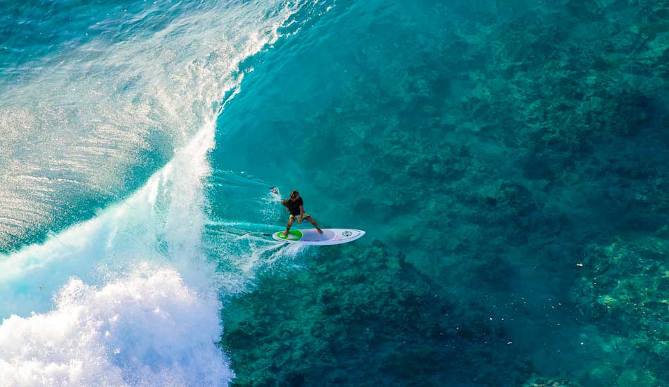 Manu Bouvet drawing the line above the shallow reef. Photo: <a href=\"https://benthouard.com/\" target=_blank>Ben Thouard</a>.