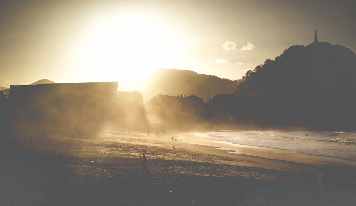Misty Zurriola Beach. Photo: <a href=\"https://picsfromwhereyoudratherbe.blogspot.com/\">Ale Romo</a>