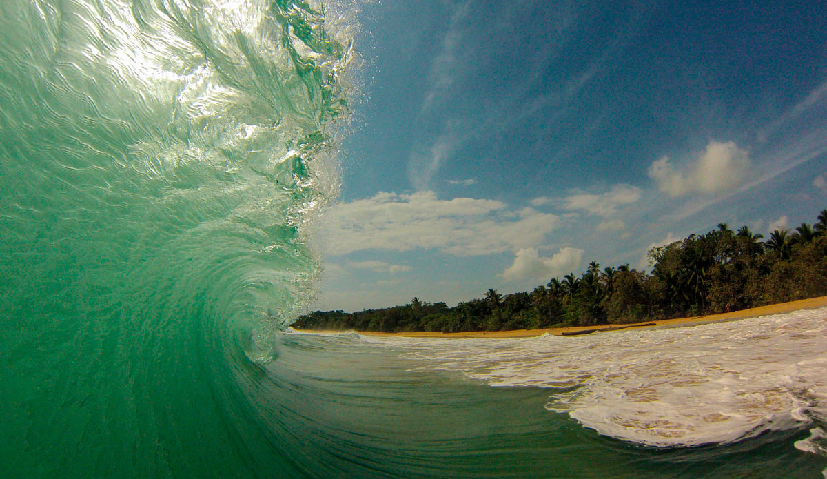 Lines on a Bluff bomb. You can see the sand sucking up off the steep beach. Photo: <a href=\"https://www.facebook.com/ColinRothPhoto\"> Colin Roth</a>