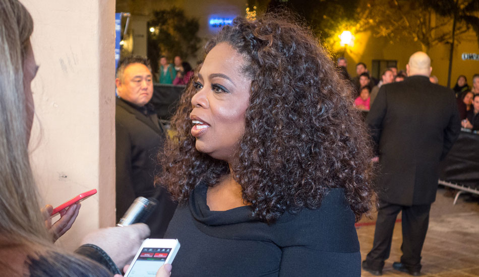 Oprah taking questions on the red carpet. Photo: <a href=\"https://lowtiderising.com/\" target=_blank>Branden Aroyan/lowtiderising.com</a>