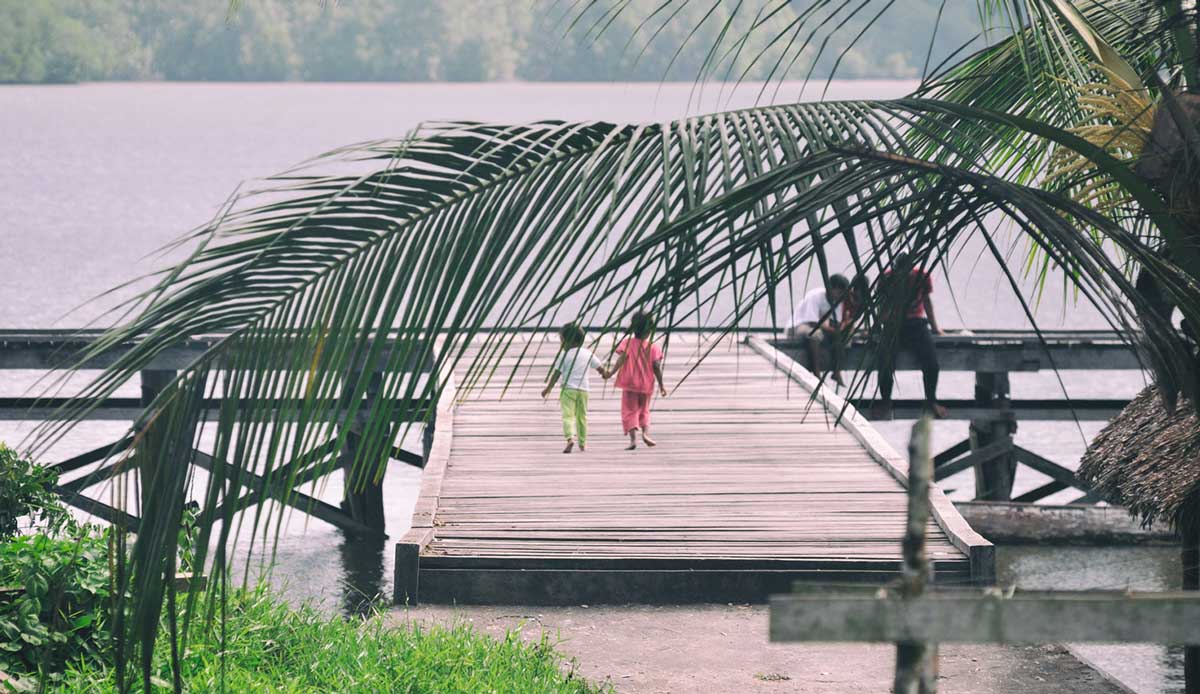 Young love. Photo: <a href= \"https://joaobracourt.com/\" target=_blank>Joao Bracourt.</a>