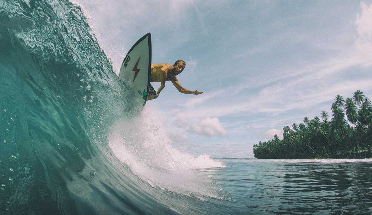 X-man, Xaninho, floats the boat. Photo: <a href= \"https://joaobracourt.com/\" target=_blank>Joao Bracourt.</a>