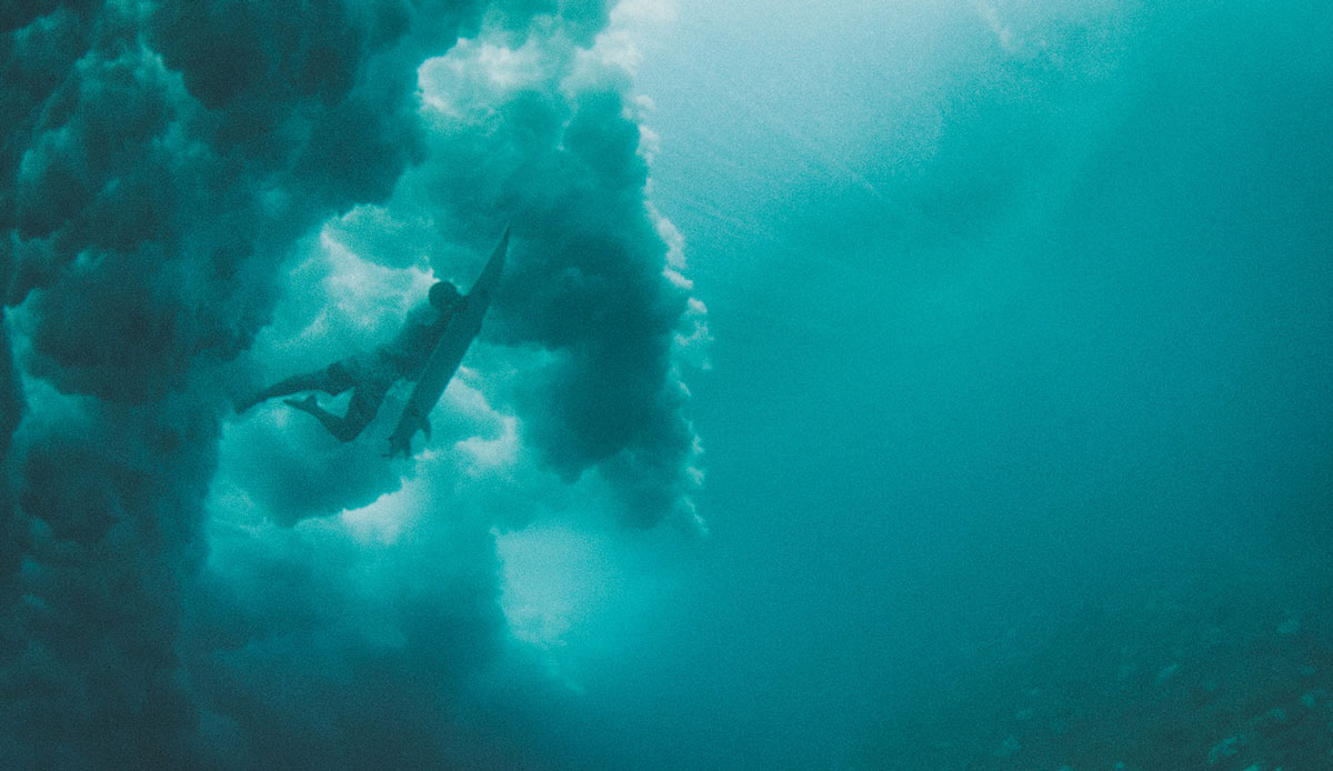 Big surf duckdive. Photo: <a href= \"https://joaobracourt.com/\" target=_blank>Joao Bracourt.</a>