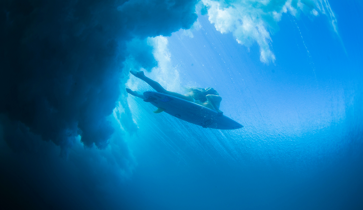 Maude Lecarr below the surface of Pipeline.