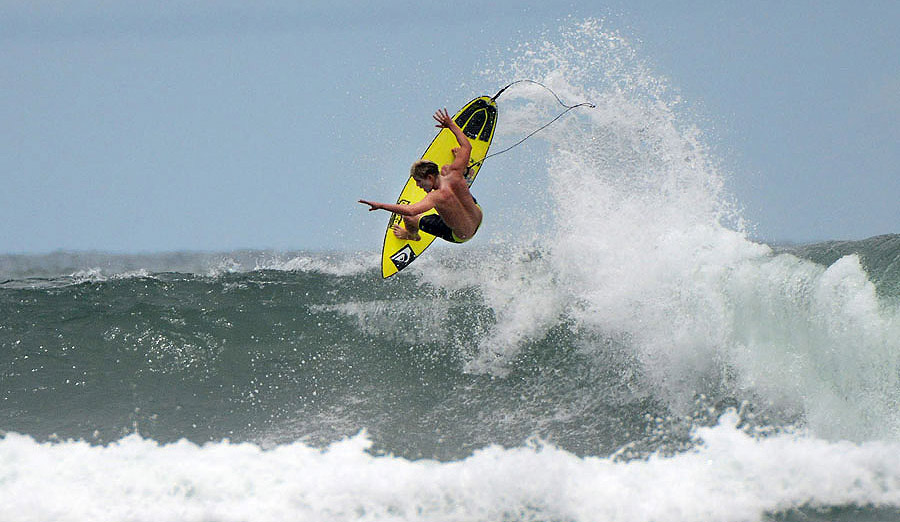 Costa Rica\'s Noe Mar McGonagle lofts the fins prior to competition. Photo: <a href=\"https://www.isawsg.com/\" target=_blank>ISA/Michael Tweddle</a>.