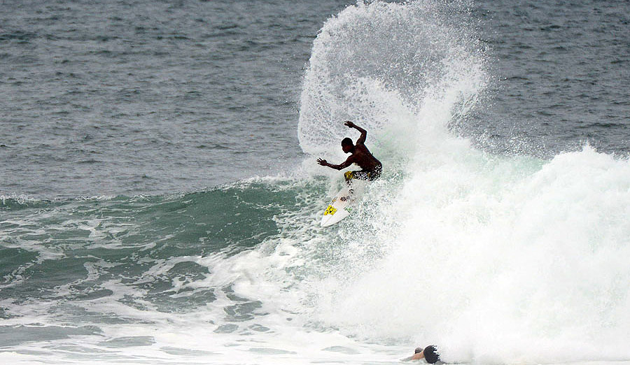 Francisco Bellorin from Venezuela hitting hard in a pre-event freesurf. Photo: <a href=\"https://www.isawsg.com/\" target=_blank>ISA/Michael Tweddle</a>.