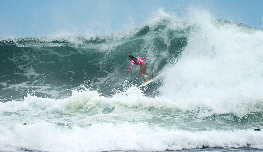 Setting up for a classic Santa Catalina barrel. Photo: <a href=\"https://www.isawsg.com/\" target=_blank>ISA/Michael Tweddle</a>.