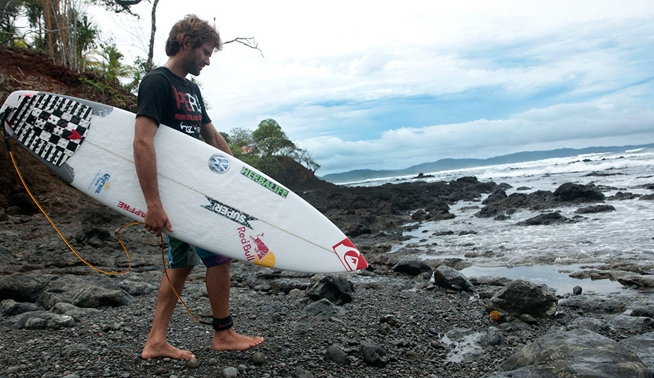 Peru\'s Gabriel Villaran negotiates the results of low tide. Photo: <a href=\"https://www.isawsg.com/\" target=_blank>ISA/Rommel Gonzales</a>.