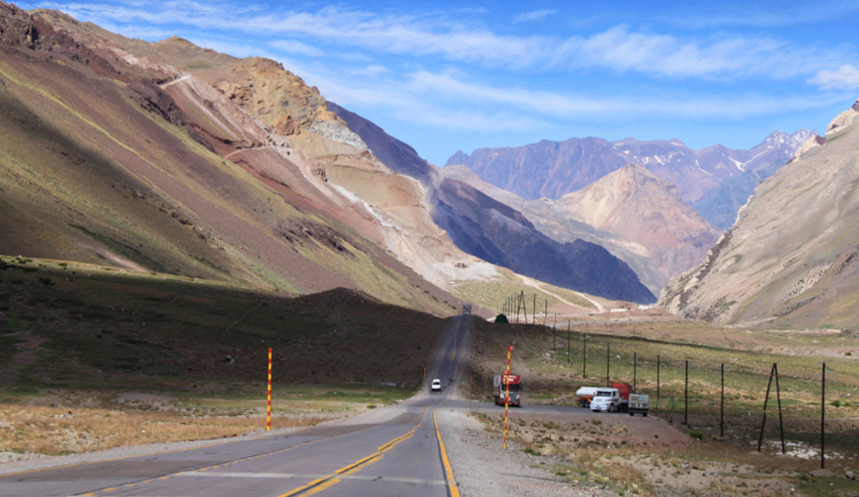 Going through the Andes you never stop feeling like you\'re in a live painting. Image: <a href= www.surfari.com.br target=_blankSurfari>Surfari</a>