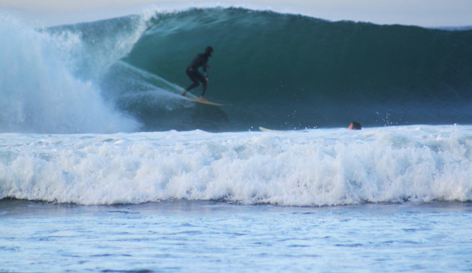 Renan coming out of the third barrel section on the same wave.Image: <a href= www.surfari.com.br target=_blankSurfari>Surfari</a>