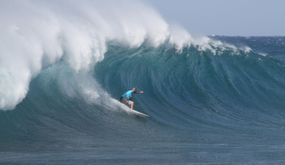 Slater pulling a no hander at last year\'s Pipe masters. This was taken down by Off the Wall and not an angle you see of Pipe all the time. Photo: <a href=\"https://www.christianlacuestaphotography.com\"> Christian LaCuesta</a>.