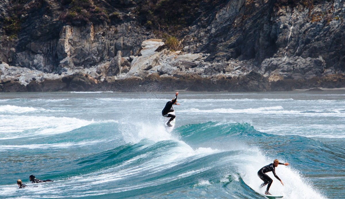 Splitting Peaks. Chippa Wilson airborne as Braden Jones races for the right. Photo: <a href=\"https://www.colinnearman.com\">Colin Nearman</a>