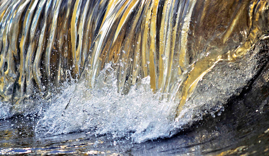 Individual strands of the water combined to make this wave. Photo: <a href=\"https://www.debmwaveart.webs.com/\" target=_blank>Deb Morris</a>.