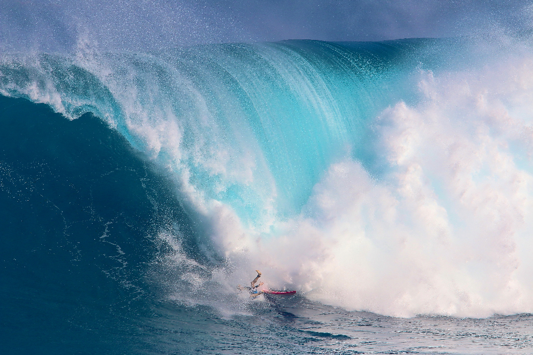 Keala Kennelly about to get a Peahi beatdown. Huge props though. She was charging and went right back out for another.