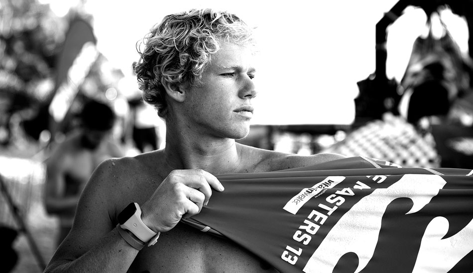 John John pulling on a rashie, prepping for his heat. Photo: <a href=\"https://mattdunbar.com.au\">Matt Dunbar</a>