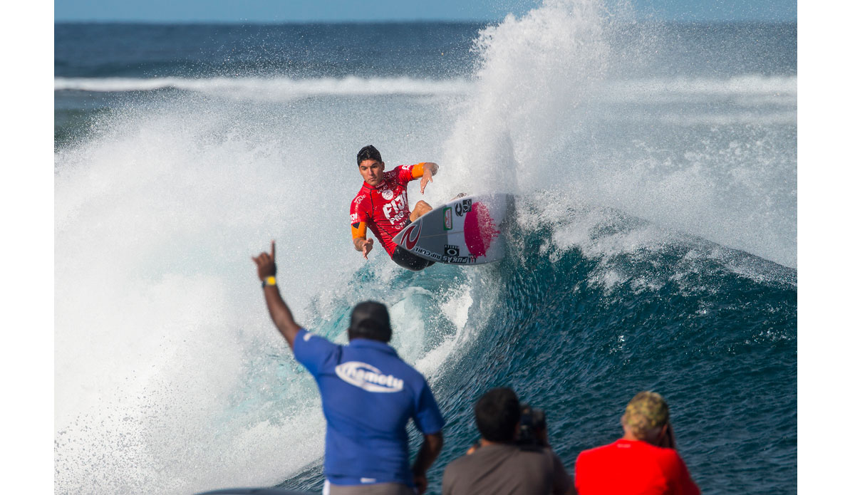 Medina cheered on by number 1 fan Ulei in his winning Semi, Fiji Pro 2014. Photo: <a href=\"https://www.aspworldtour.com/\">ASP | Robertson</a>